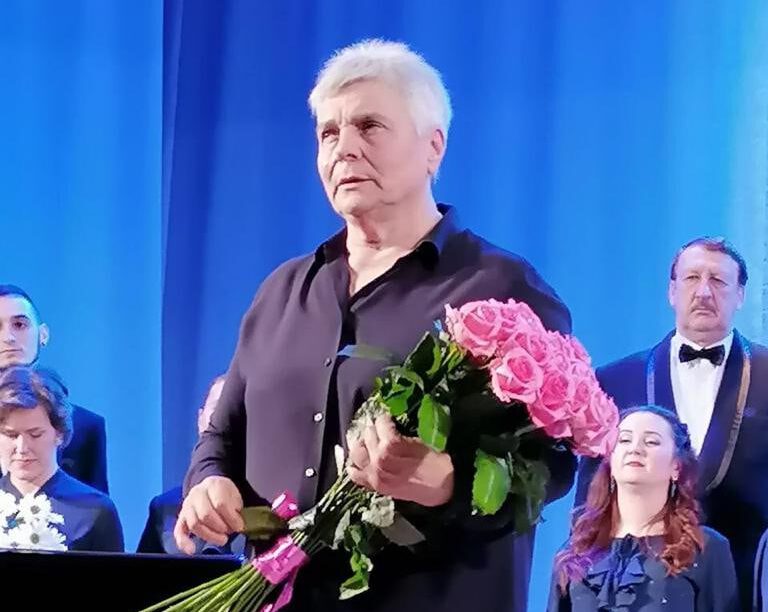 На тихой дудочке любви…